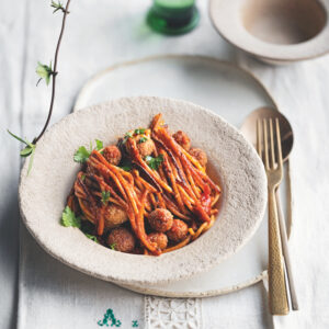 spaghetti al pomodoro piccante con polpette di pesce