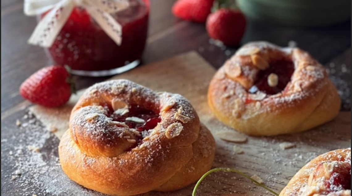brioche fatte in casa con confettura e mandorle
