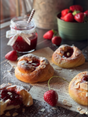 brioche fatte in casa con confettura e mandorle