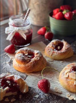 brioche fatte in casa con confettura e mandorle