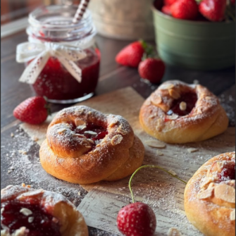 brioche fatte in casa con confettura e mandorle