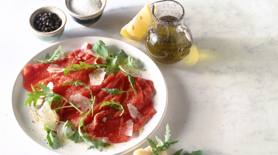 carpaccio di manzo con verdura e formaggio