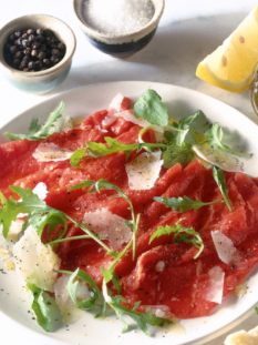 carpaccio di manzo con verdura e formaggio