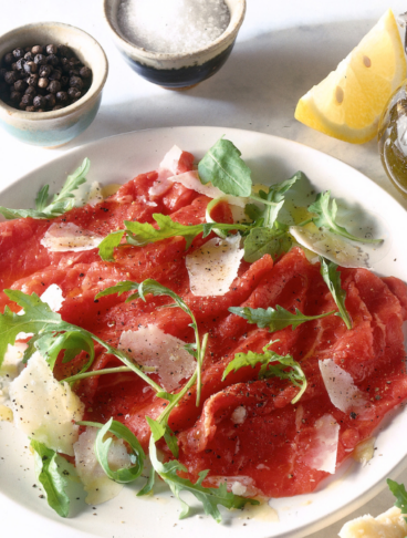 carpaccio di manzo con verdura e formaggio