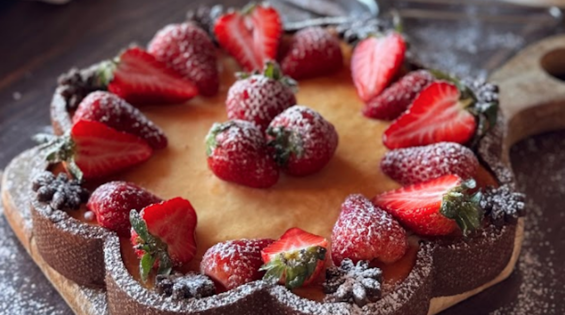 Crostata di frolla al cacao con cuore di fragole, crema di ricotta e decorazione di frutta