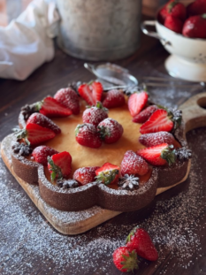 Crostata di frolla al cacao con cuore di fragole, crema di ricotta e decorazione di frutta