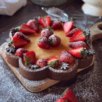 Crostata di frolla al cacao con cuore di fragole, crema di ricotta e decorazione di frutta