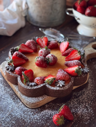 Crostata di frolla al cacao con cuore di fragole, crema di ricotta e decorazione di frutta