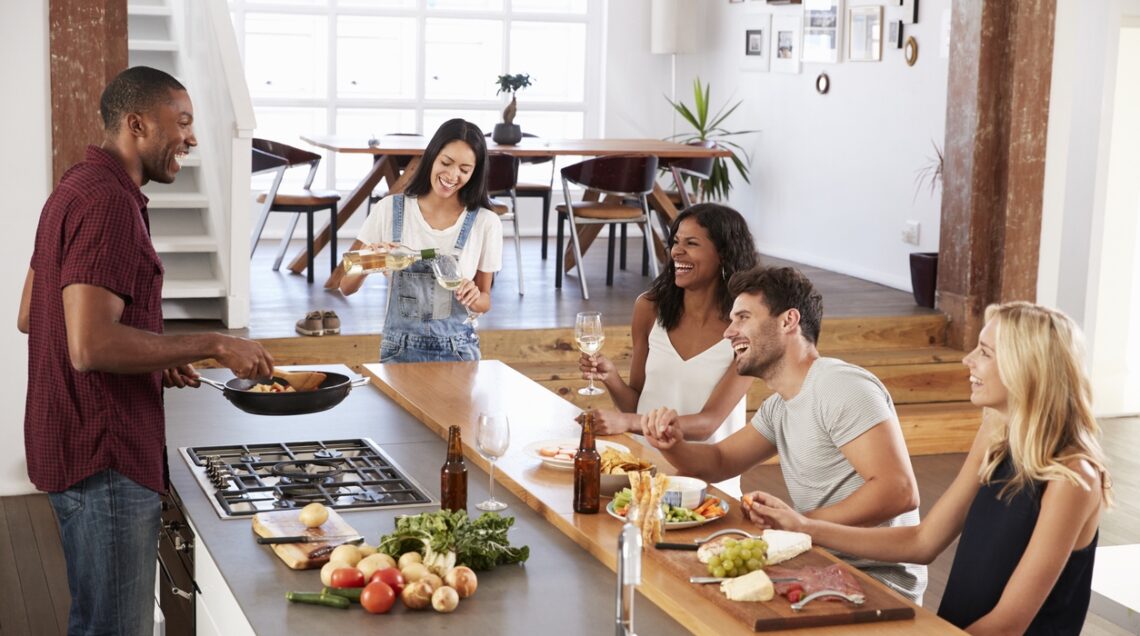 Cucinare insieme, tutti in cucina open space