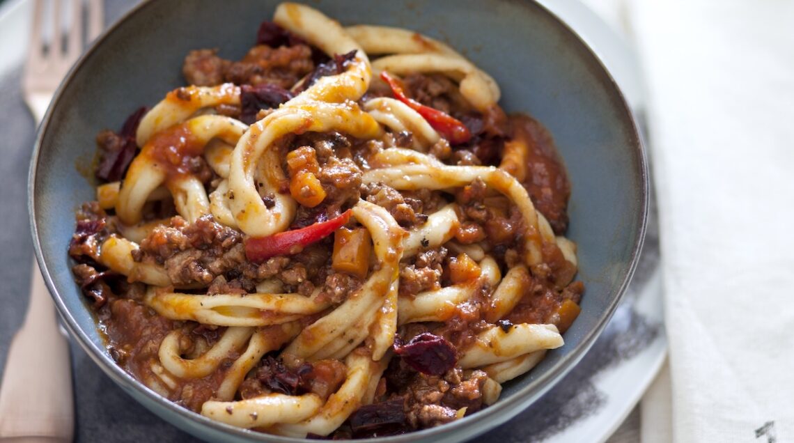 Ferretti al ragù di carne e peperoni cruschi