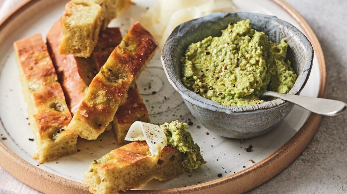 focaccia di fave con pesto di fave
