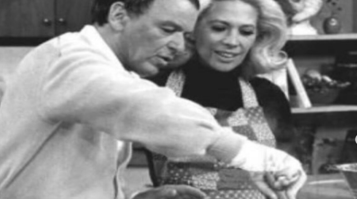 Frank Sinatra prepara gli spaghetti con l'amica Dinah Shore nello TV show di quest'ultima