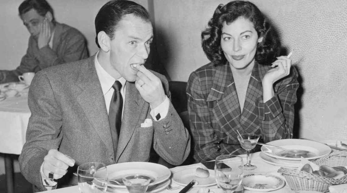 Frank Sinatra a tavola in trattoria con la moglie Ava Gardner, 1951