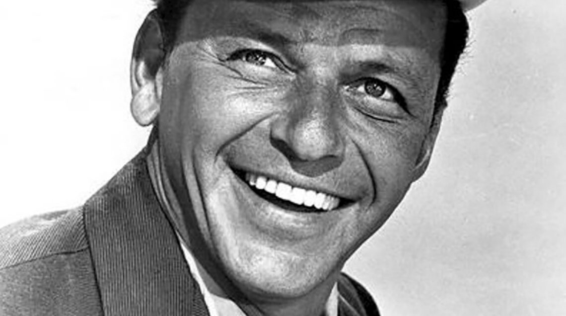 Foto sorridente di Frank Sinatra