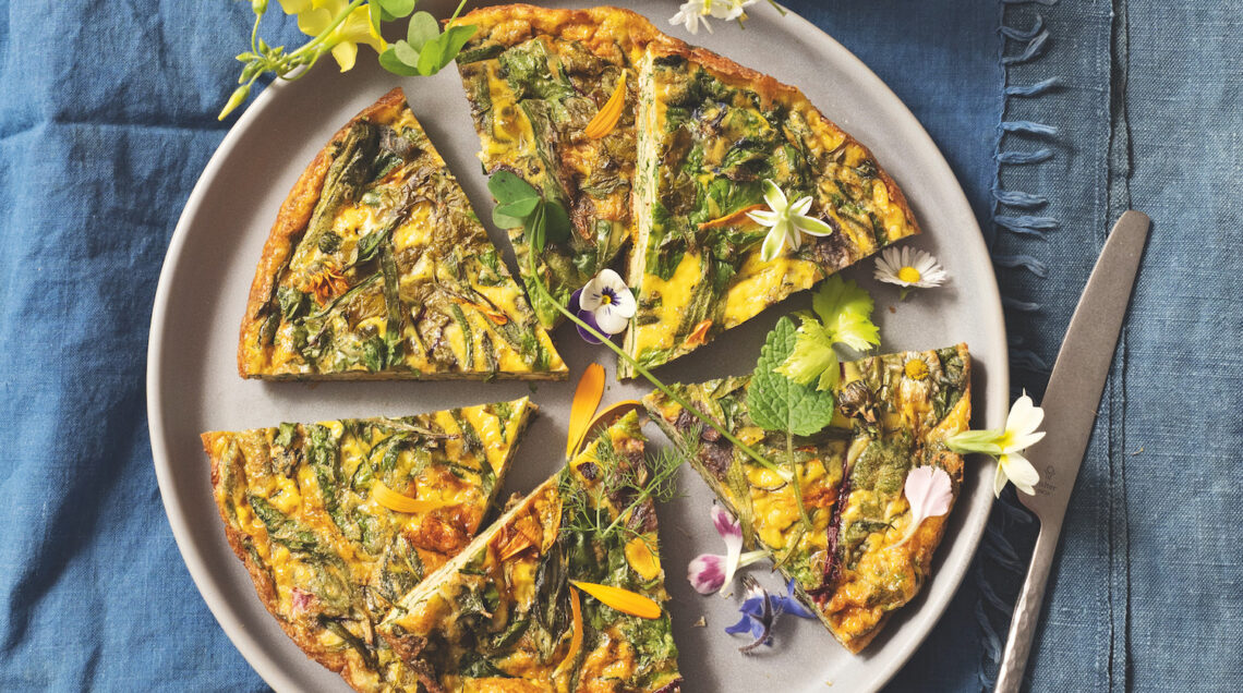 Frittata di campo: erbe selvatiche e fiori eduli
