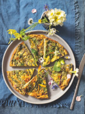 Frittata di campo: erbe selvatiche e fiori eduli