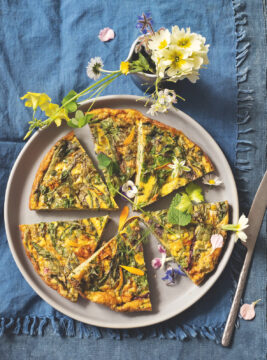 Frittata di campo: erbe selvatiche e fiori eduli