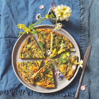 Frittata di campo: erbe selvatiche e fiori eduli