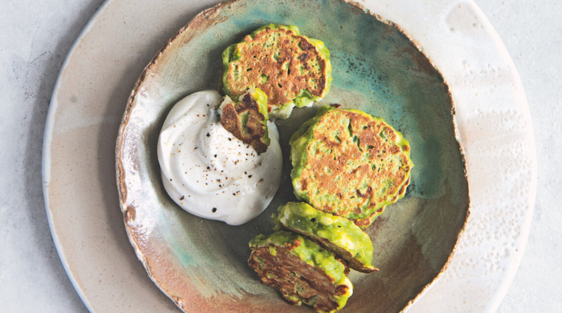 Pancakes salati ai piselli e salsa ai limoni arrostiti