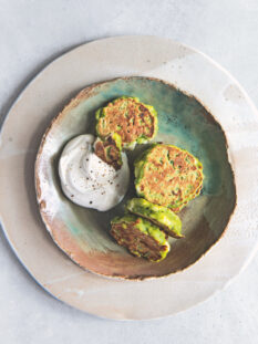 Pancakes salati ai piselli e salsa ai limoni arrostiti