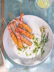 Gamberoni fritti con stracciatella al pesto di mandorle