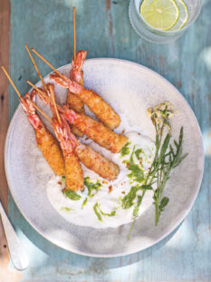 Gamberoni fritti con stracciatella al pesto di mandorle