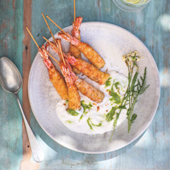 Gamberoni fritti con stracciatella al pesto di mandorle