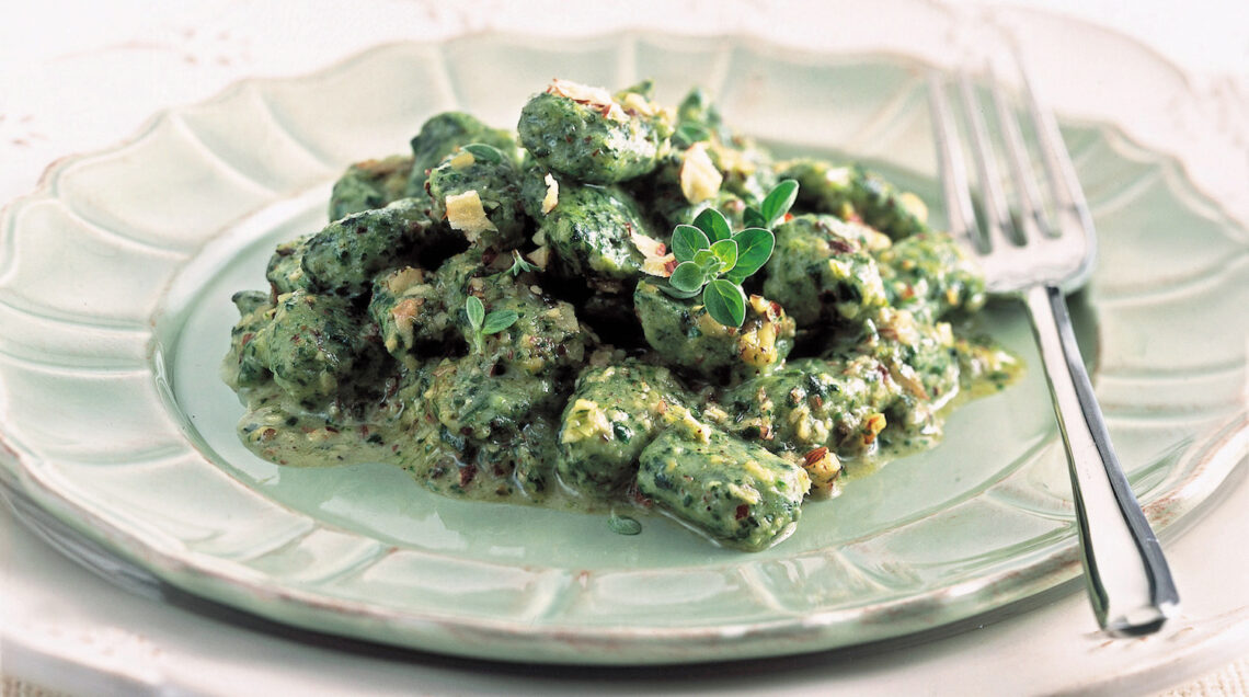 piatto di gnocchi ala verdura con formaggio e noci