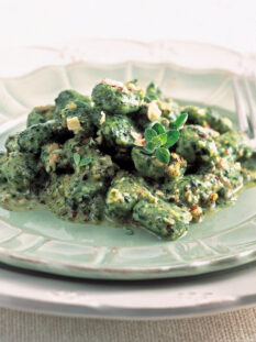 piatto di gnocchi ala verdura con formaggio e noci