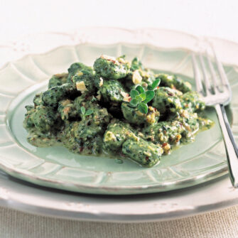 piatto di gnocchi ala verdura con formaggio e noci