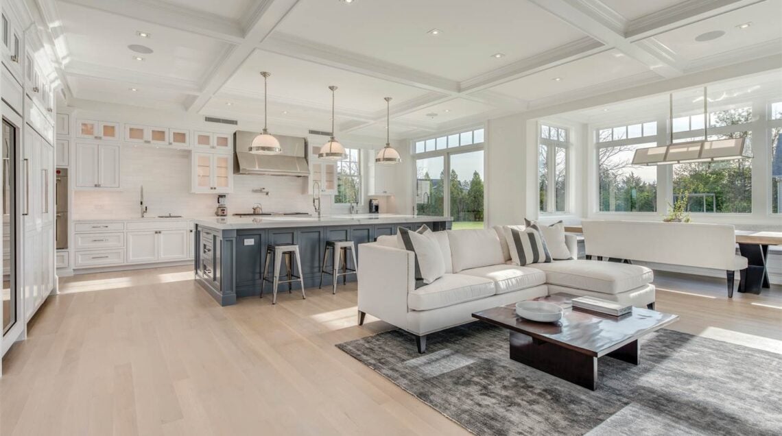 Un'elegante cucina negli Haptons newyorkesi contemporanei