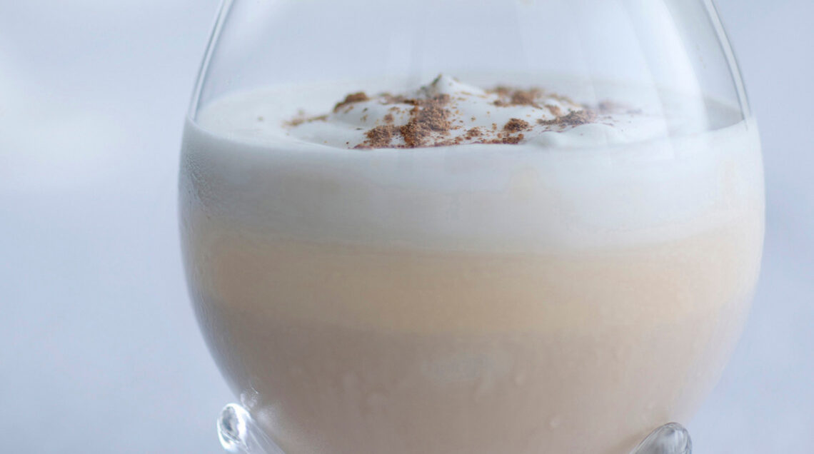 Irish coffee con panna, gelato alla crema e gelato alla nocciola