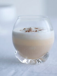 Irish coffee con panna, gelato alla crema e gelato alla nocciola