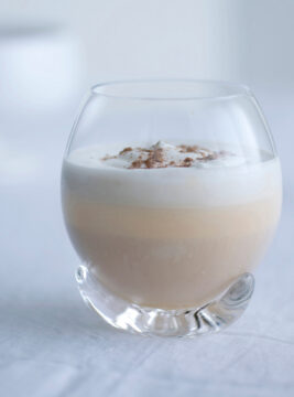 Irish coffee con panna, gelato alla crema e gelato alla nocciola