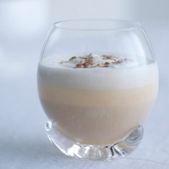 Irish coffee con panna, gelato alla crema e gelato alla nocciola