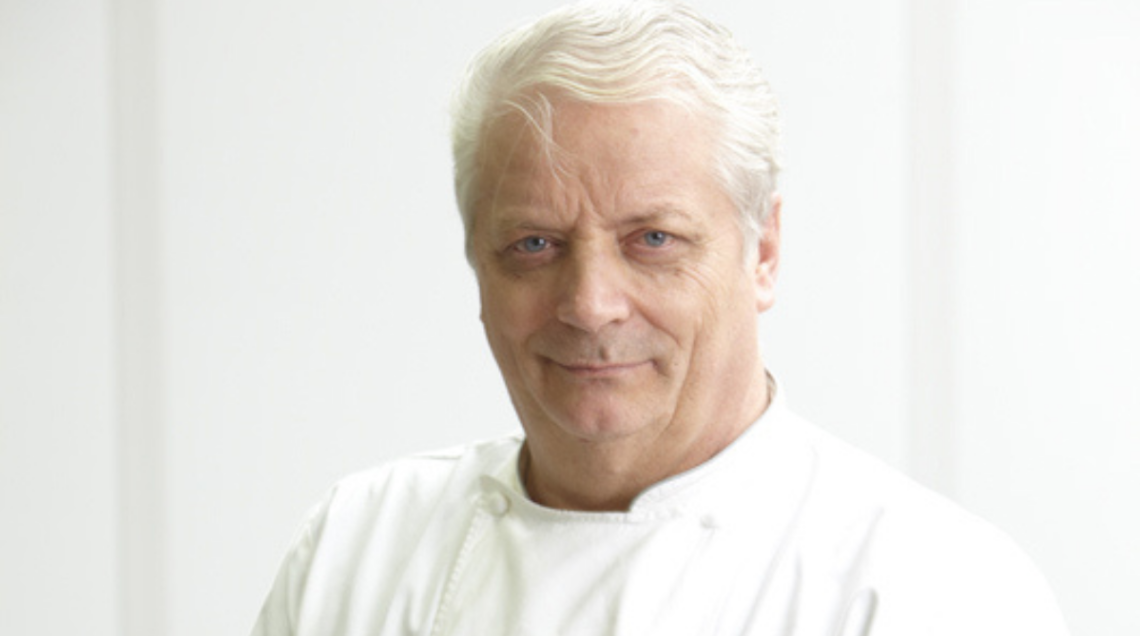 Il Maestro Iginio Massari in giacca da pasticcere bianca.