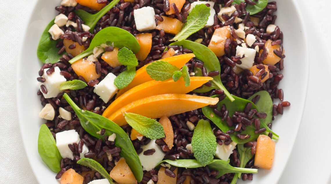 Bowl di riso nero, nespole, spinacini e feta