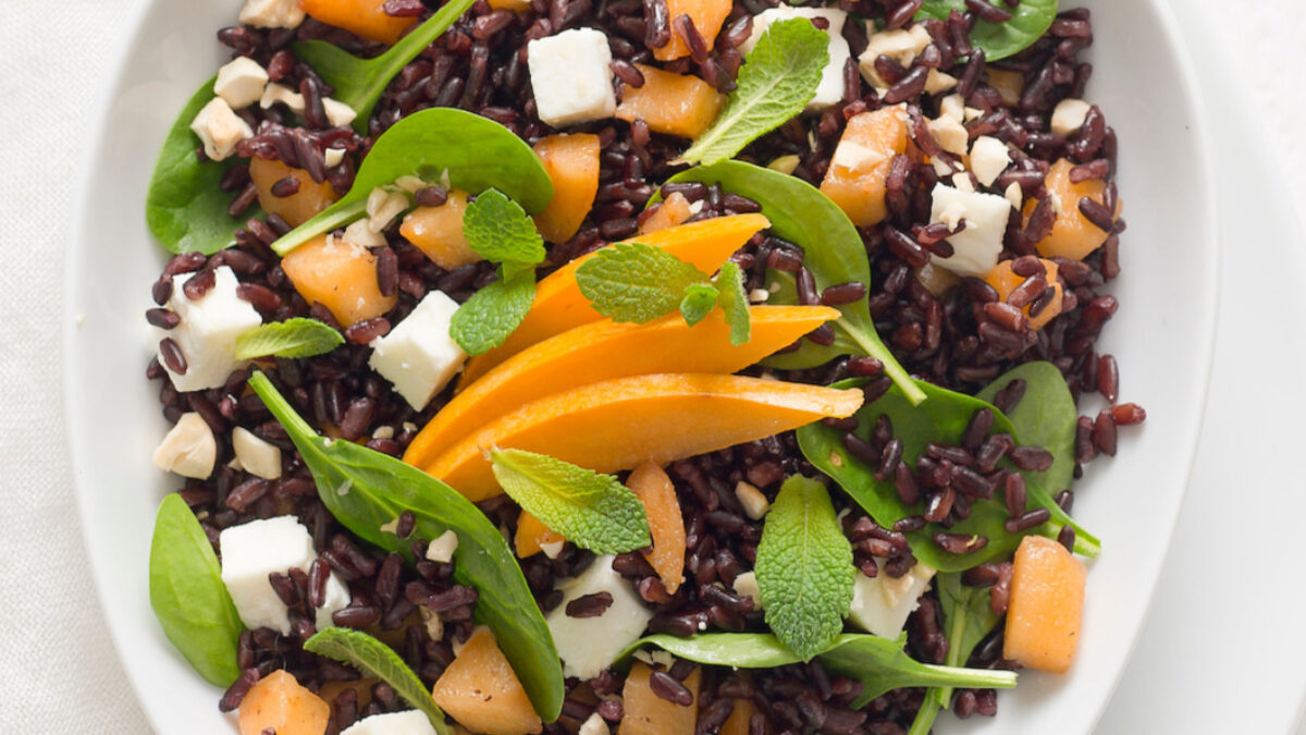 Bowl di riso nero, nespole, spinacini e feta