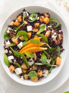 Bowl di riso nero, nespole, spinacini e feta