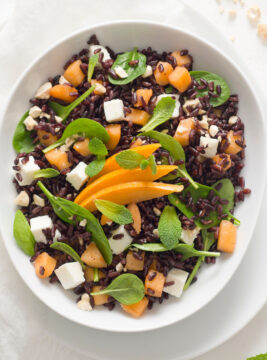 Bowl di riso nero, nespole, spinacini e feta