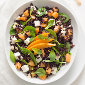 Bowl di riso nero, nespole, spinacini e feta