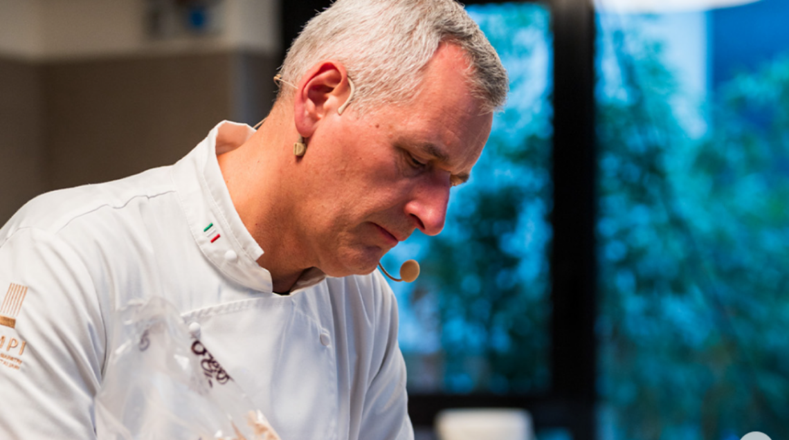 Luigi Biasetto di profilo durante una preparazione.