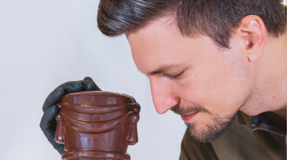 Lo chef Paolo Griffa mentre analizza una creazione di cioccolato