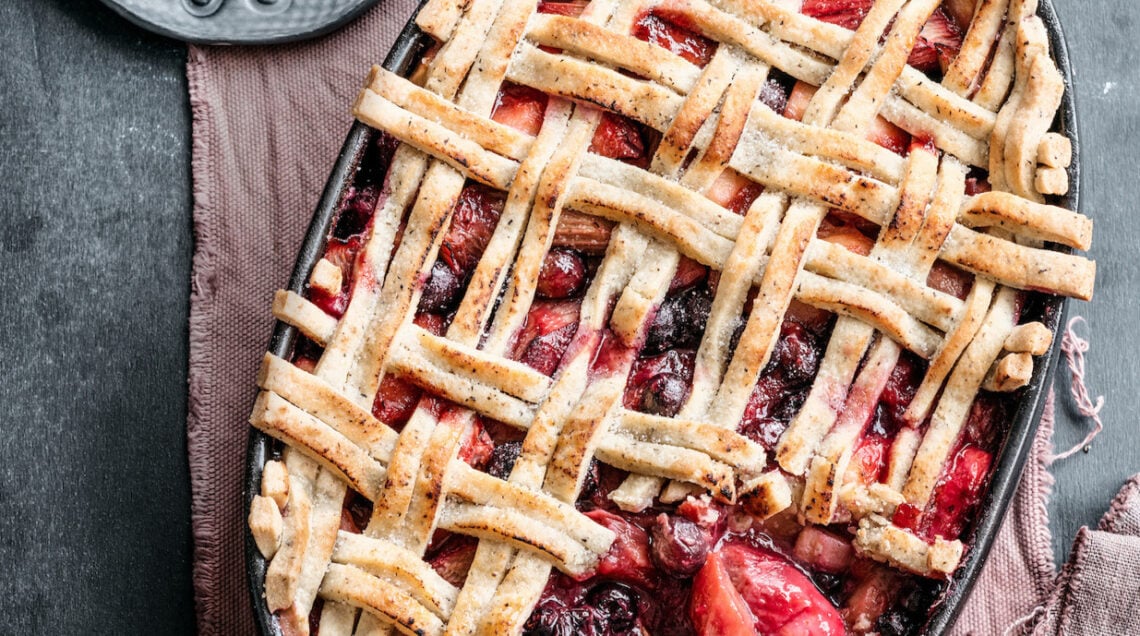 Pie di rabarbaro, mele e mirtilli con frolla al grano saraceno