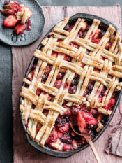 Pie di rabarbaro, mele e mirtilli con frolla al grano saraceno