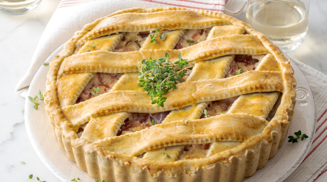 Torta rustica al timo: la brisée con scalogni e praga