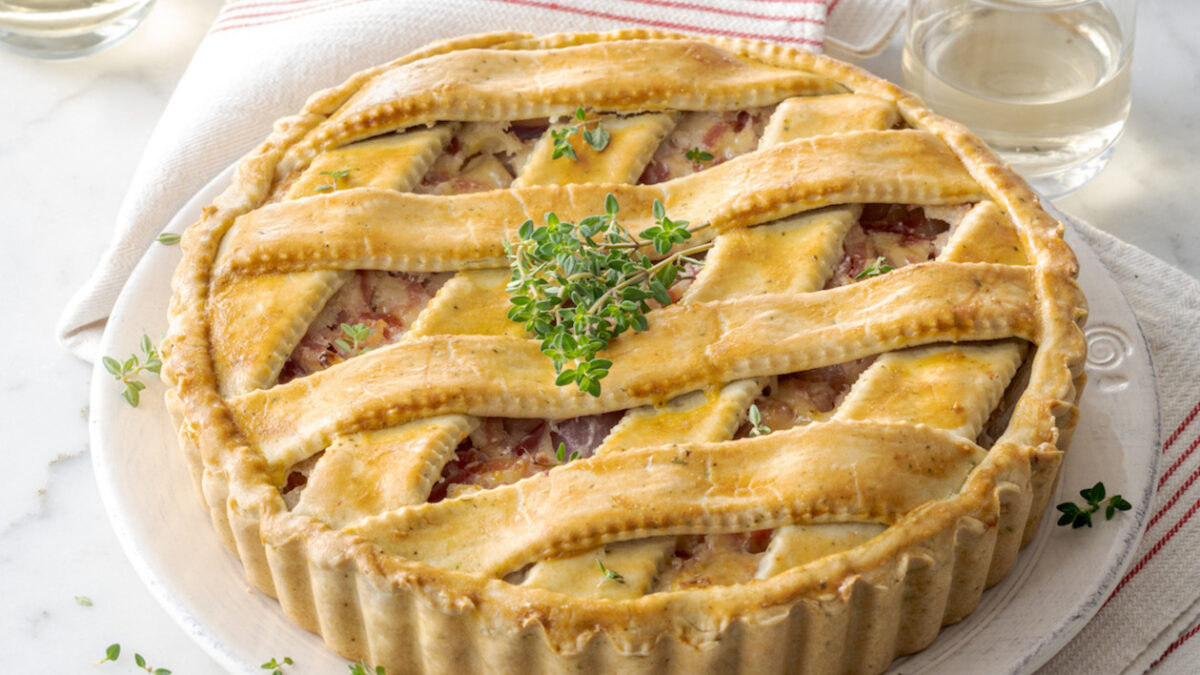 Torta rustica al timo: la brisée con scalogni e praga