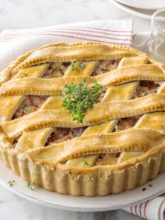 Torta rustica al timo: la brisée con scalogni e praga