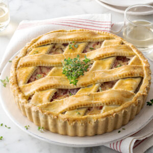 Torta rustica al timo: la brisée con scalogni e praga