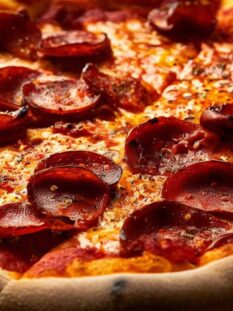 Pizza con salame piccante nota anche come PEPPERONI PIZZA negli USA
